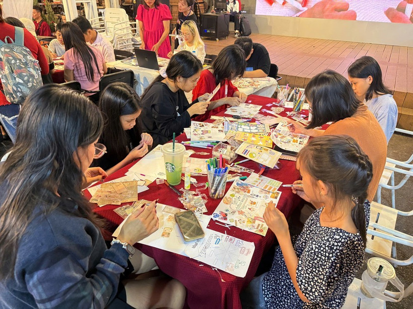 Young people enjoy the activities at Nguyen Van Binh book street. (Photo: ttbc-hcm.gov.vn)