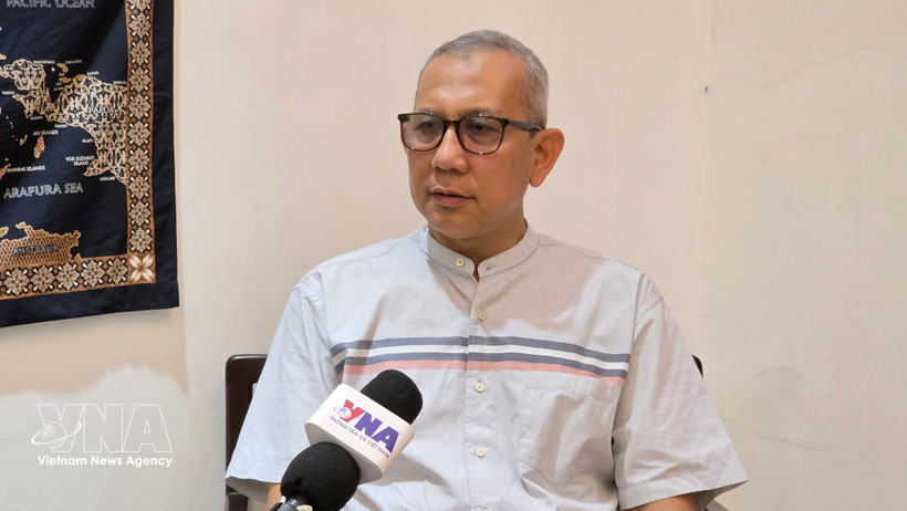 Beni Sukadis, Senior Coordinator at Indonesia’s Institute for Defence and Strategic Studies (Lesperssi), grants an interview to the Vietnam News Agency. (Photo: VNA)