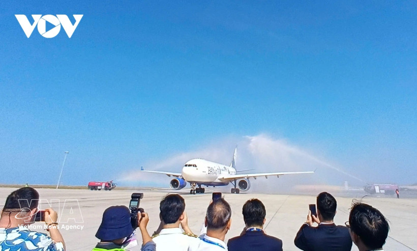The debut Minsk – Nha Trang flight is greeted at Cam Ranh International Airport. (Photo: VOV)