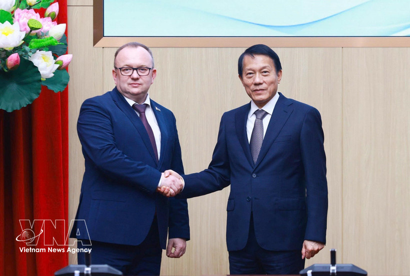 Vietnamese Minister of Public Security General Luong Tam Quang and Chairman of the Belarusian State Forensic Examination Committee Volkov Alexei Aleksandrovich at the meeting in Hanoi on April 2. (Photo: VNA)