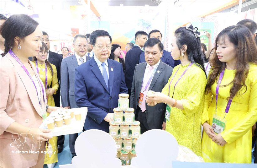 Deputy Prime Minister Mai Van Chinh visits a Vietnamese booth at the 22nd CAEXPO (Photo: VNA)