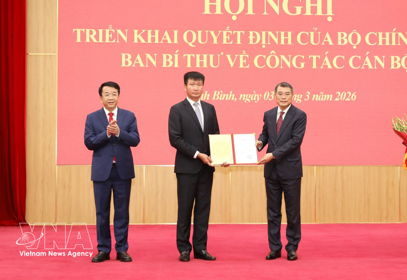Le Minh Hung, Politburo member, Secreary of the Party Central Committee and Chairman of the committee's Organisation Commission (R) presents the appointment decision to Tran Huy Tuan. (Photo: VNA)