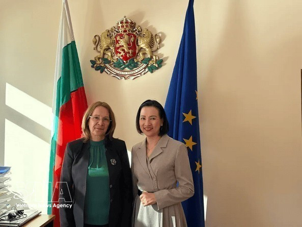 Vietnamese Ambassador to Bulgaria Nguyen Thi Minh Nguyet (R) and Mayor of Kazanlak city Galina Stoyanova (Photo: VNA)
