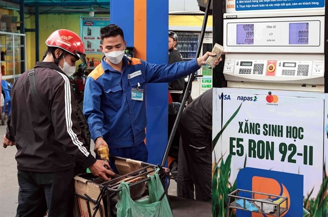 E10 bio petrol will be sold from June 1, 2026 while the production and use of E5 RON92 gasoline will continue to be maintained until December 31, 2030 (Photo: VNA)