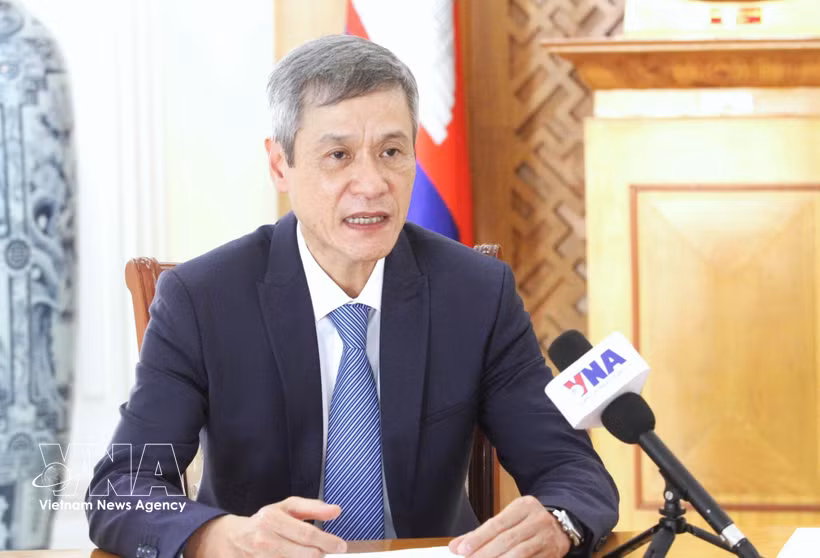 Vietnamese Ambassador to Cambodia Nguyen Minh Vu in the interview granted to the Vietnam News Agency (VNA)’s correspondents in Phnom Penh. (Photo: VNA) 