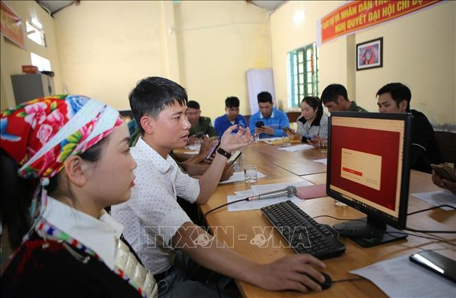 Residents of Son Ha village, Bat Xat commune, Lao Cai province are learning how to submit applications online through the public service portal. (Photo: VNA)