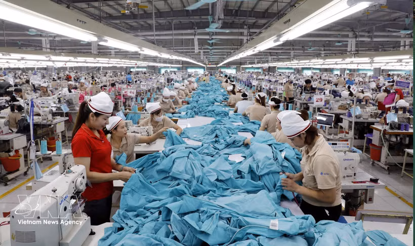 Workers produce garments for export at Viet Pan Pacific World Co., Ltd. of the Republic of Korea in Hiep Hoa commune, Bac Ninh province (Photo: VNA) 