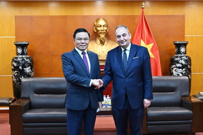 Acting Minister of Industry and Trade Le Manh Hung (left) meets with First Vice President of the Hellenic Parliament Ioannis Plakiotakis in Hanoi on March 3. (Photo courtesy of the Ministry of Industry and Trade)
