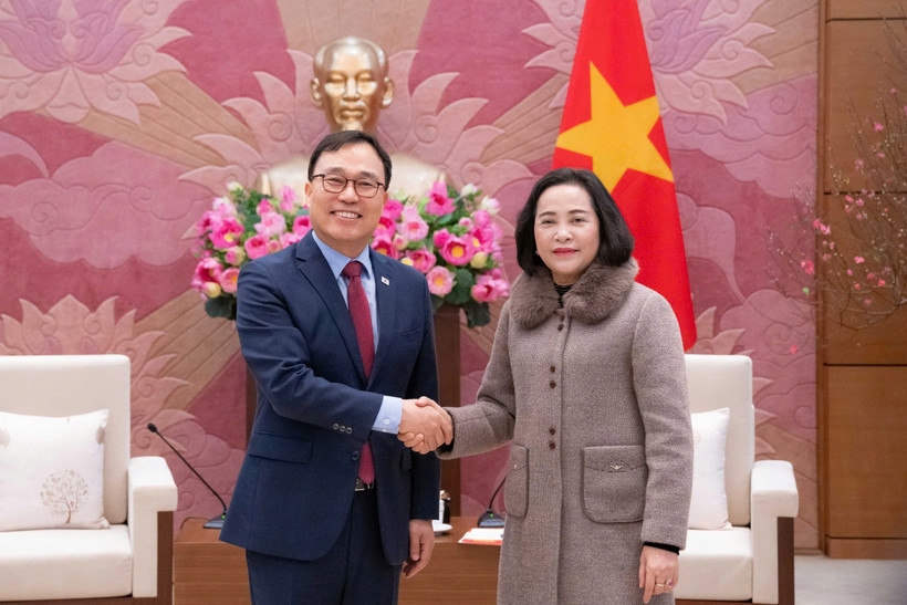 National Assembly Vice Chairwoman Nguyen Thi Thanh (R) and Ambassador of the Republic of Korea (RoK) to Vietnam Choi Young Sam in Hanoi on February 9. (Photo: daibieunhandan.vn)