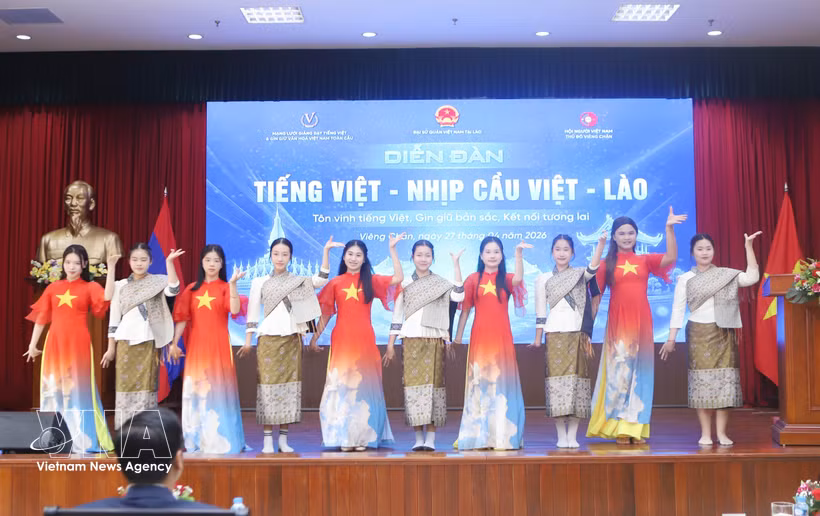 A performance at the event showcases the special solidarity between Vietnam and Laos. (Photo: VNA)