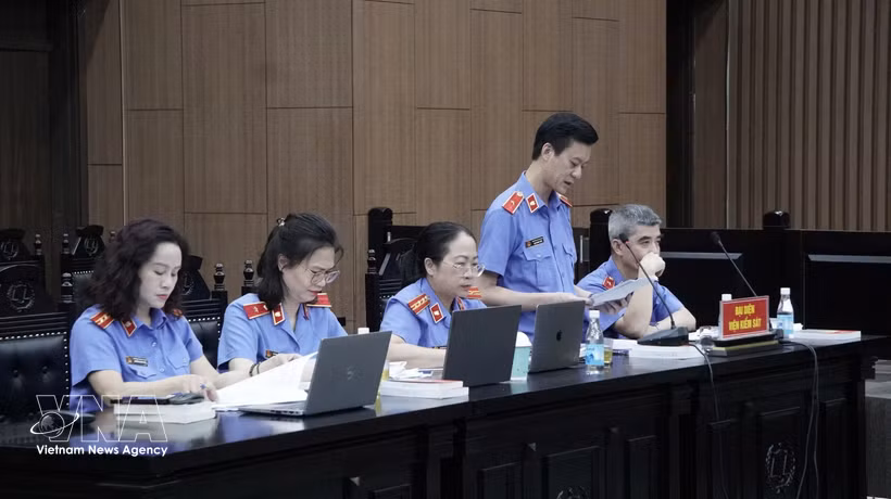 A representative of the Hanoi People’s Procuracy delivers recommended sentences for defendants at the court. (Photo: VNA)