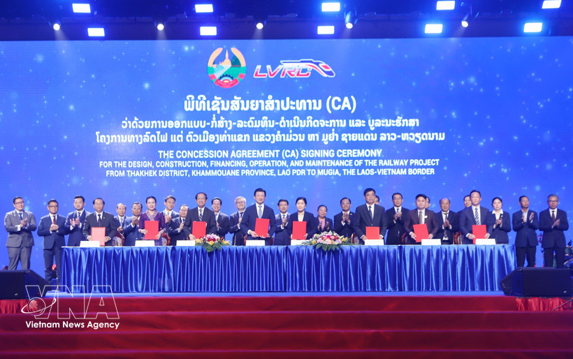 At the signing ceremony of a concession agreement for the design, construction, capital mobilisation, operation and maintenance of the Laos–Vietnam railway project in Vientiane on March 31. (Photo: VNA)
