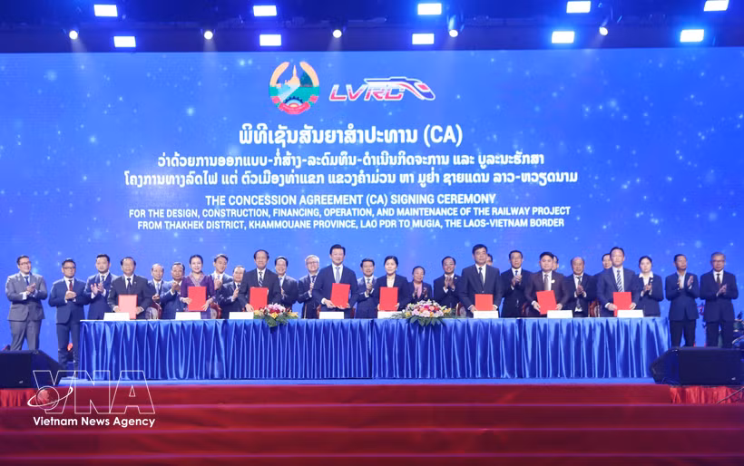 At the signing ceremony of a concession agreement for the design, construction, capital mobilisation, operation and maintenance of the Laos–Vietnam railway project in Vientiane on March 31. (Photo: VNA)