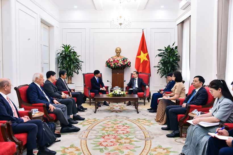 The meeting between Minister of Foreign Affairs Le Hoai Trung and Governor Ibaragi Ryuta of Japan's Okayama prefecture on March 27 (Photo: Ministry of Foreign Affairs) 