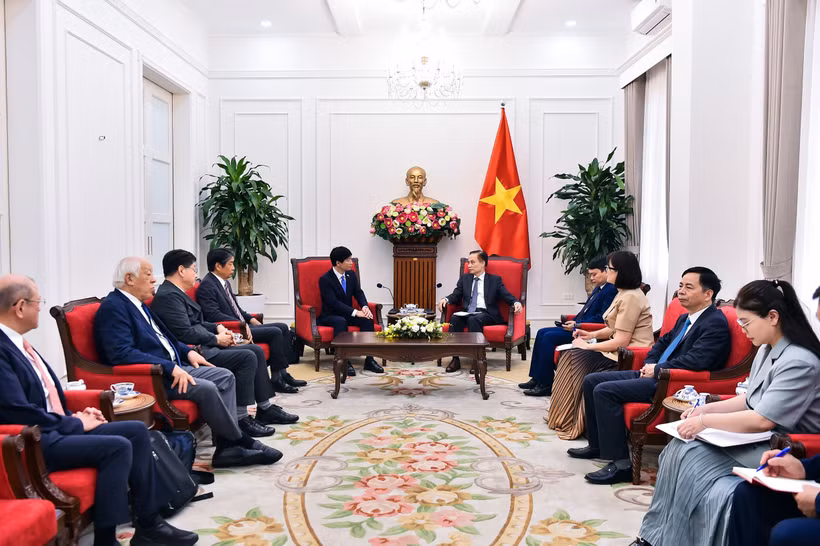 The meeting between Minister of Foreign Affairs Le Hoai Trung and Governor Ibaragi Ryuta of Japan's Okayama prefecture on March 27 (Photo: Ministry of Foreign Affairs) 