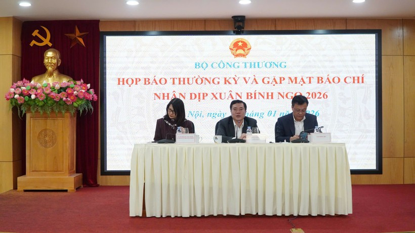 The sixth round of reciprocal tariff negotiations with the US is expected to take place next week, according to Deputy Minister of Industry and Trade Nguyen Sinh Nhat Tan (centre) (Photo: moit.gov.vn)