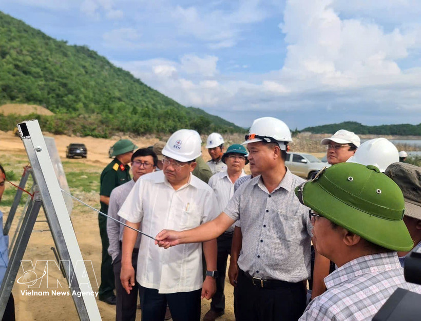 Officials of former Ninh Thuan province (which is part of Khanh Hoa province now) inspect the progress of Bac Ai pumped-storage hydropower plant. (Photo: VNA)