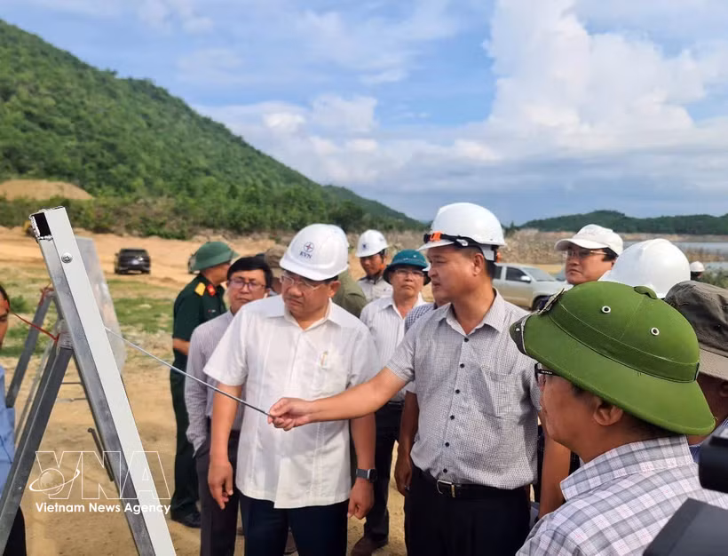 Officials of former Ninh Thuan province (which is part of Khanh Hoa province now) inspect the progress of Bac Ai pumped-storage hydropower plant. (Photo: VNA)