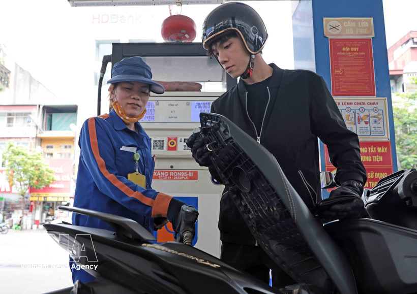 At a filling station in Hanoi. (Photo: VNA)