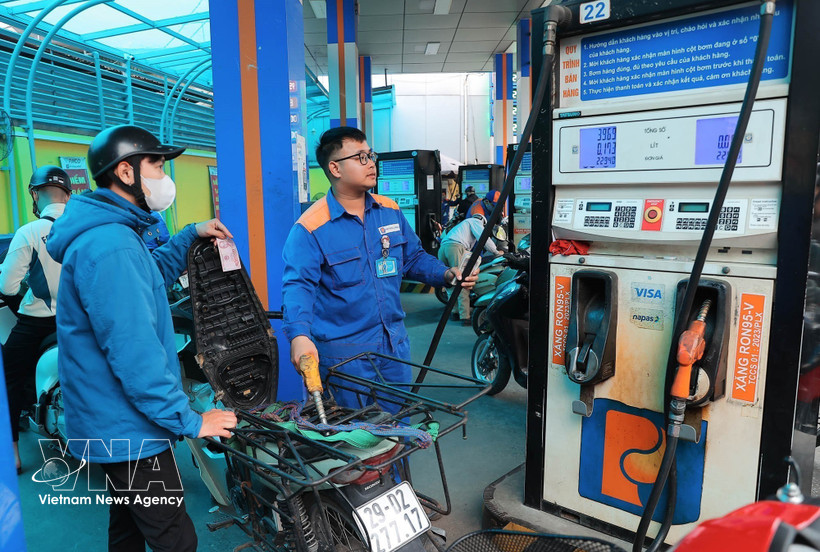 Customers buy and sell fuel at a Petrolimex petrol station. (Photo: VNA)