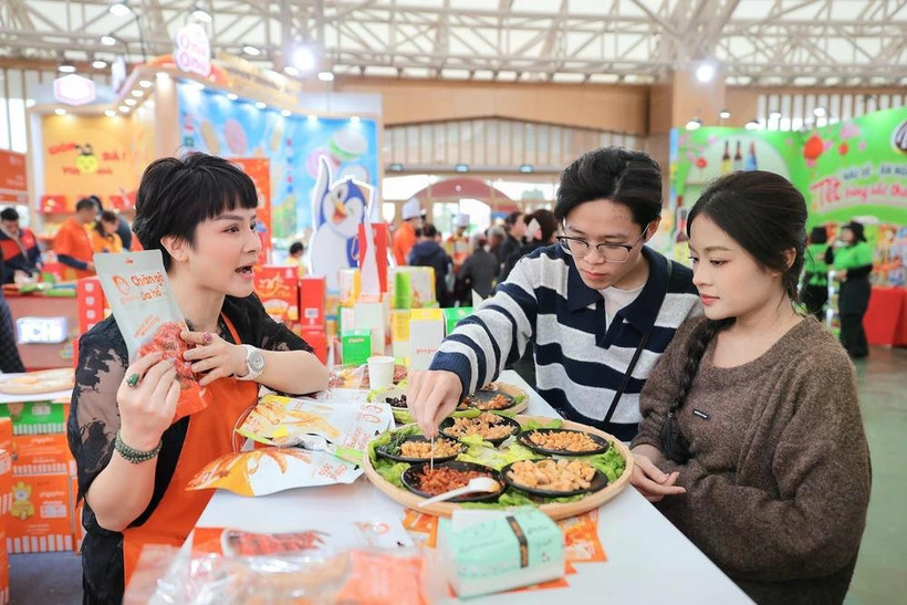 People visit the Spring Fair 2026. (Photo: VNA)