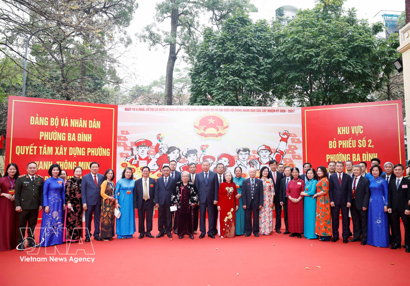 Party General Secretary To Lam meets voters at Polling Station No. 2 in Ba Dinh ward in Hanoi. (Photo: VNA)