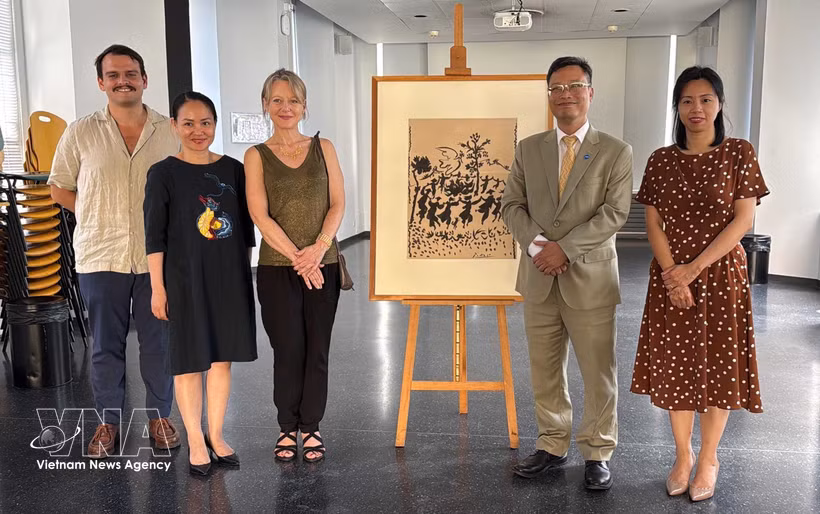 Vietnamese Ambassador to France Trinh Duc Hai stands next to the original version of “Vive la Paix” (Long Live Peace), a painting created by Spanish artist Pablo Picasso to celebrate the signing of the 1954 Geneva Accords that ended hostilities in Indochina. (Photo: VNA)