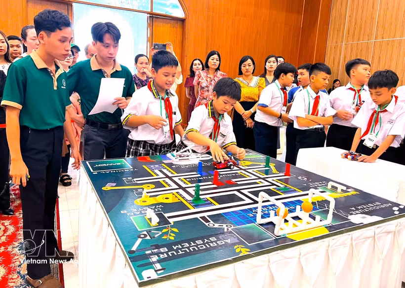 Primary school students in Can Tho city take part in an English-speaking robot programming competition. (Photo: VNA)
