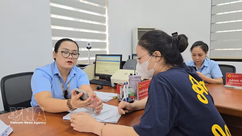 A civil servant in Mao Khe ward, Quang Ninh province, guides a resident in submitting notarisation applications via the National Public Service Portal. (Photo: VNA)
