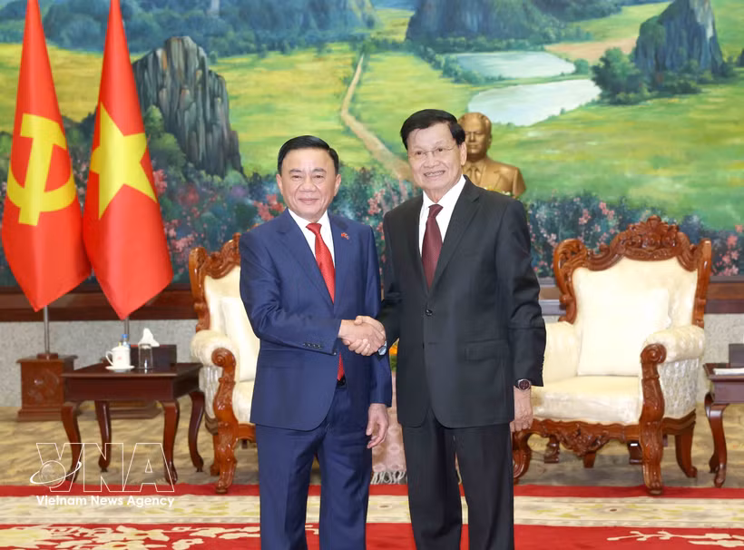 Politburo member and Permanent member of the Communist Party of Vietnam (CPV) Central Committee’s Secretariat Tran Cam Tu (left) meets with General Secretary of the Lao People's Revolutionary Party (LPRP) Central Committee and President of Laos Thongloun Sisoulith in Vientiane. (Photo: VNA)