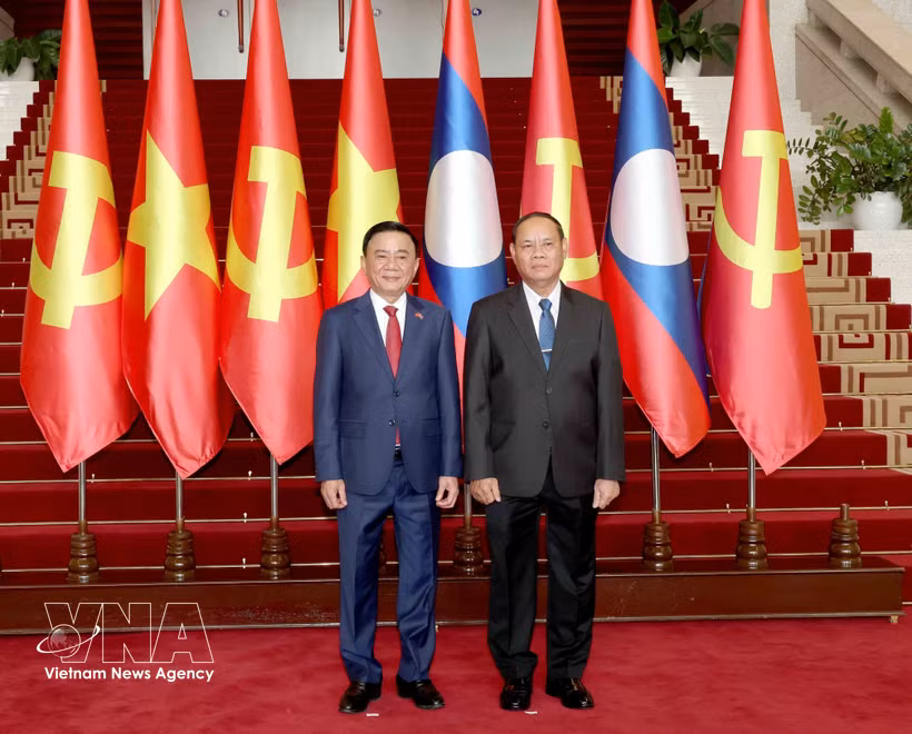Politburo member and Permanent member of the Communist Party of Vietnam Central Committee’s Secretariat Tran Cam Tu and his Lao counterpart Vilay Lakhamphong, pose for a photo at their meeting in Vientiane on April 9. (Photo: VNA)