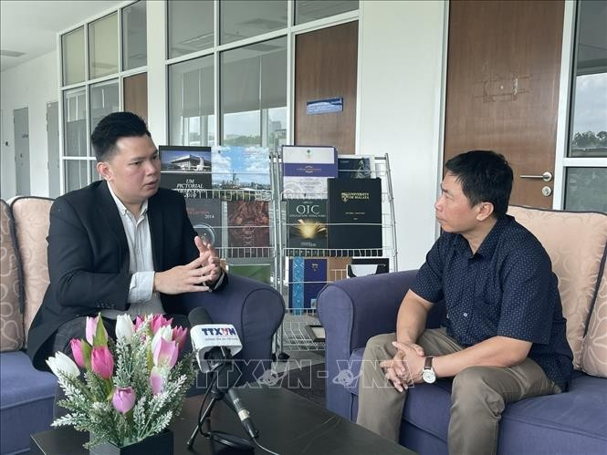 Collins Chong Yew Keat (left), an analyst on foreign, security, and strategic affairs at University of Malaya, in an interview granted to the Vietnam News Agency (Photo: VNA)