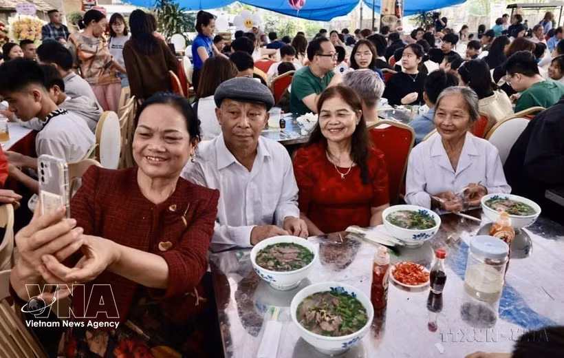 Elderly residents happily enjoy "Pho" at the Van Cu Pho Craft Village Festival (Photo: VNA)