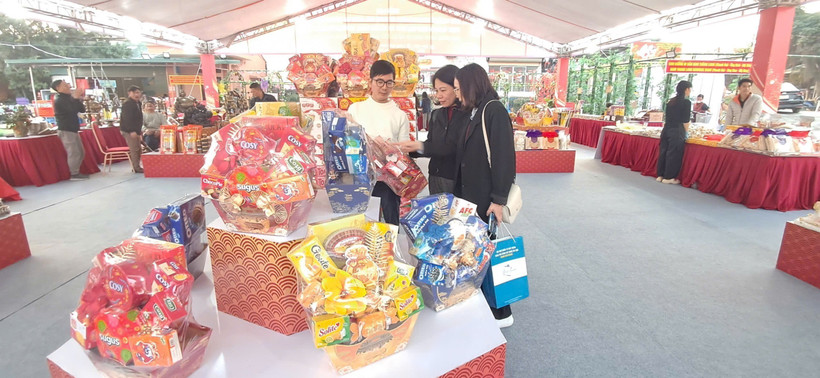 Visitors to the exhibition at the Quang Phu Cau incense-stick craft village tourist site (Photo: VNA)