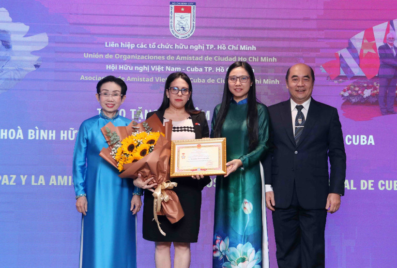 Cuban Consul General in Ho Chi Minh City Ariadne Feo Labrada (second, left) receives the “For peace and friendship among nations” insignia of the Vietnam Union of Friendship Organisations at the event (Photo: VNA)