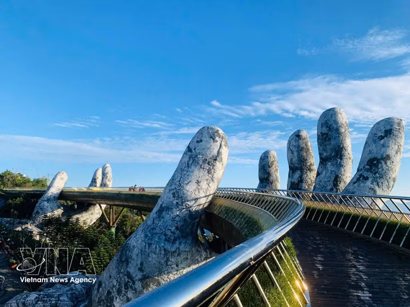 From Da Nang, tourists can easily access attractions such as Sun World Ba Na Hills with its iconic Golden Bridge. (Photo: VNA)