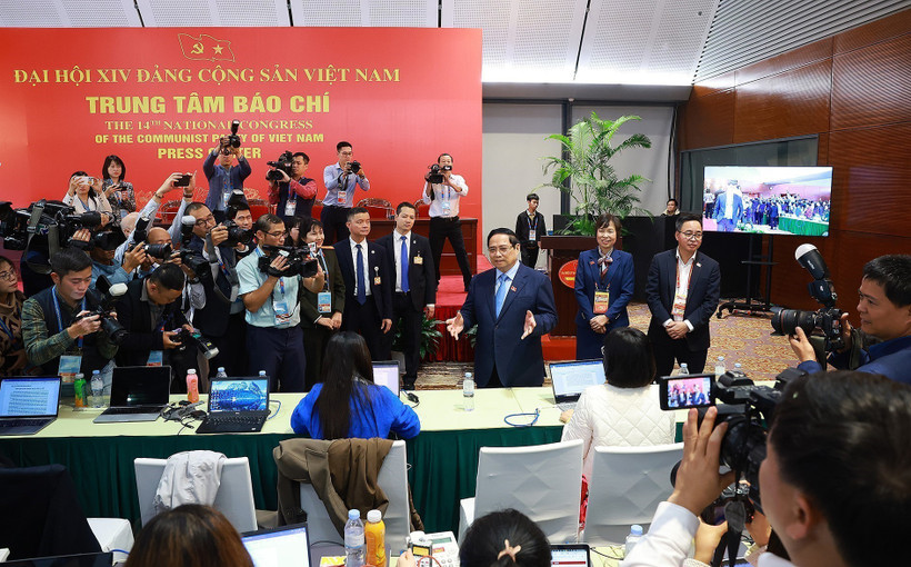 PM Pham Minh Chinh visits the press centre serving the 14th National Party Congress (Photo: VNA)
