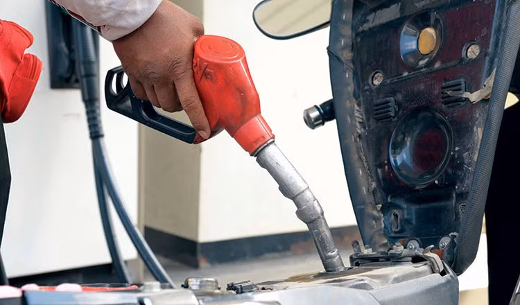 A motorist refuels at a station in Phnom Penh following a Ministry of Commerce warning against domestic fuel stockpiling. (Photo: Khmer Times)