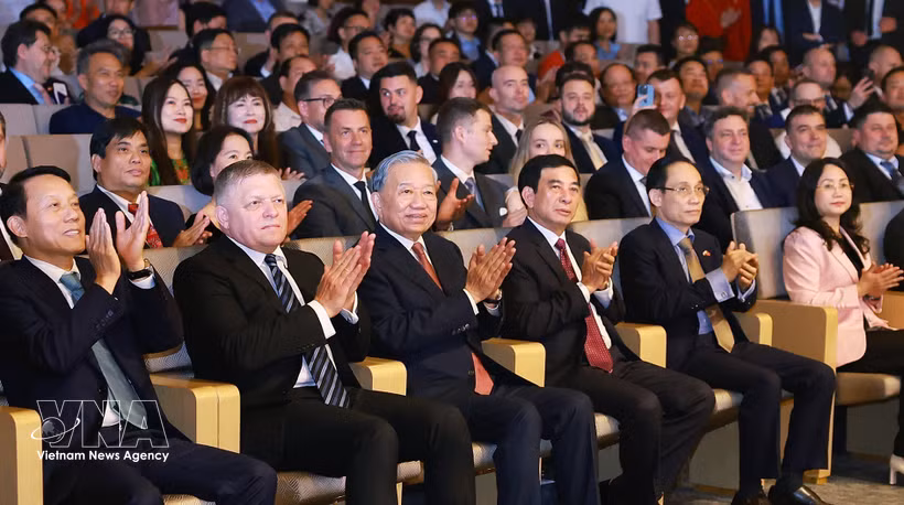 From left: Party General Secretary and State President To Lam (3rd) and visiting Slovak Prime Minister Robert Fico (2nd) enjoy the Vietnam–Slovakia friendship concert at the Ho Guom Opera in Hanoi on the evening of April 13. (Photo: VNA)