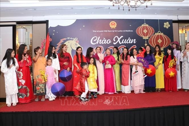 Vietnamese generations in Sri Lanka showcase traditional ao dai. (Photo released by VNA)