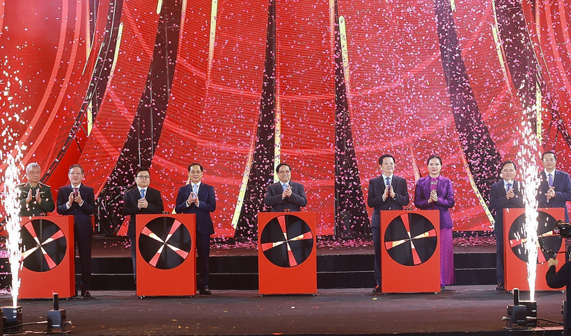 PM Pham Minh Chinh and delegates kick off the first Glorious Spring Fair 2026 (Photo: VNA)