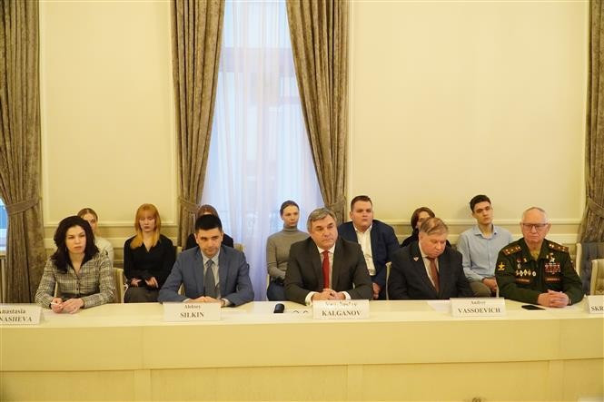 Vice Chairman of Saint Petersburg’s Committee for External Relations Vyacheslav Kalganov (centre) at the roundtable discussion on outcomes of the 14th National Congress of the Communist Party of Vietnam. (Photo: VNA)