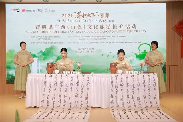Artisans perform a tea ceremony at the Tea for Harmony: Yaji Cultural Salon on May 14 at the Chinese Cultural Centre in Hanoi. (Photos courtesy of the Chinese Cultural Centre)