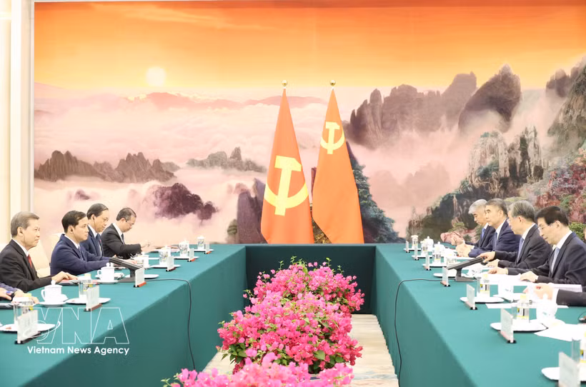 Politburo member, Secretary of the Communist Party of Vietnam (CPV) Central Committee and Chairman of the CPV Central Committee's Commission for Internal Affairs Le Minh Tri (first, left) meets with Wang Huning, Member of the Standing Committee of the Political Bureau of the Communist Party of China (CPC) Central Committee and Chairman of the National Committee of the Chinese People's Political Consultative Conference (CPPCC), in Beijing on July 14. (Photo: VNA)