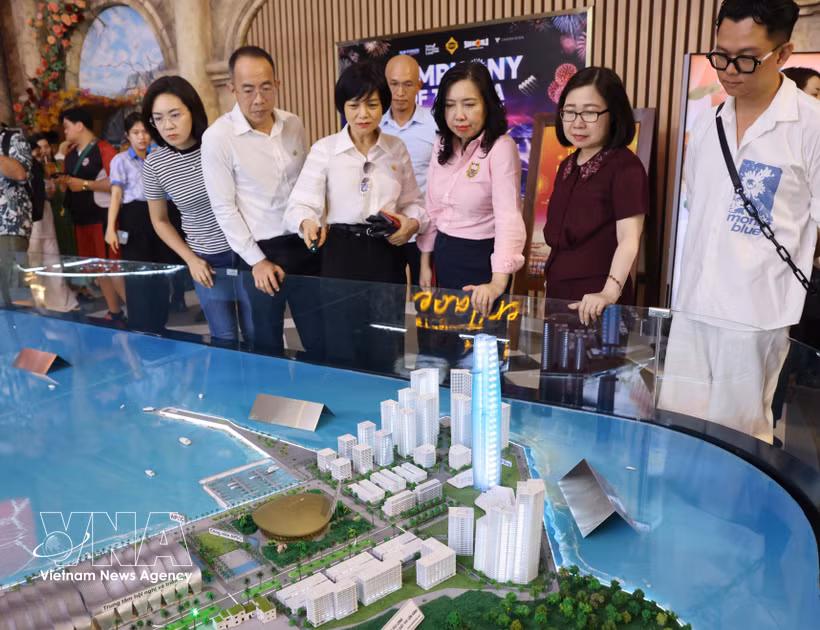 The working delegation of the APEC 2027 National Committee's Information and Culture Subcommittee inspects preparations for the APEC Year 2027. (Photo: VNA)