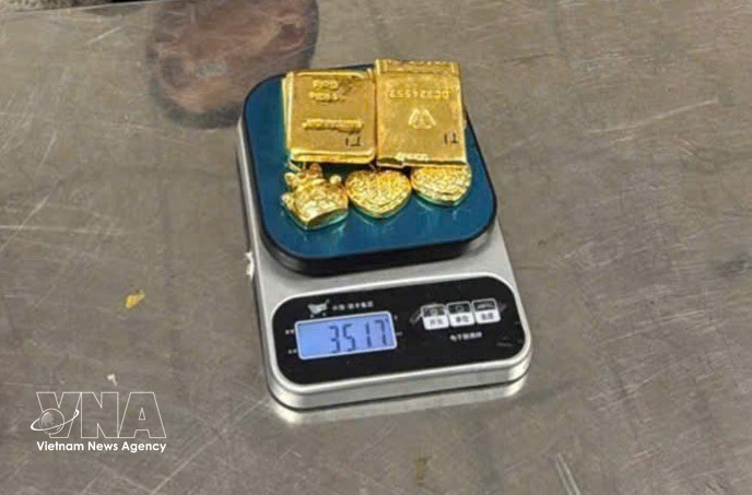 Yellow metal suspected to be gold is confiscated (Photo: VNA)