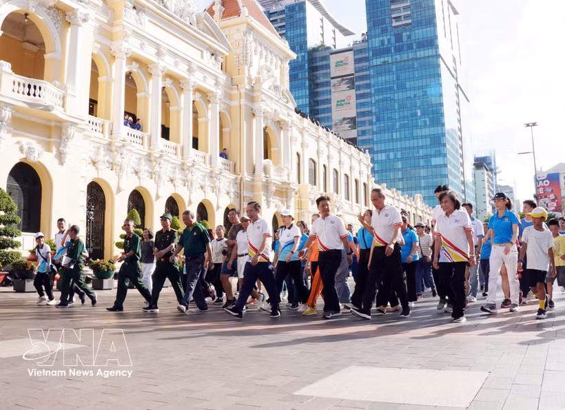 More than 5,000 people join a community walk programme in Ho Chi Minh City on June 28 (Photo: VNA)