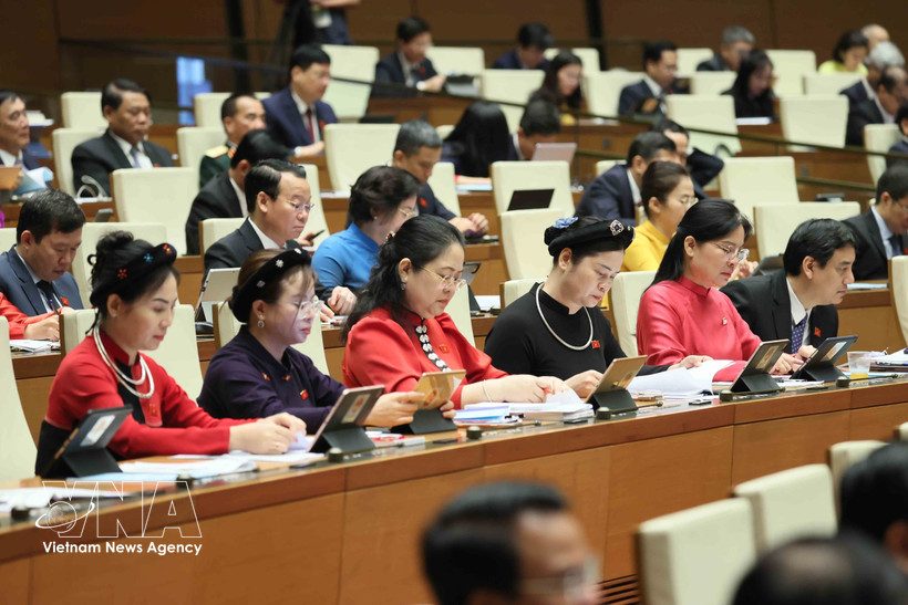 Female deputies of the National Assembly attend the opening session of the ninth sitting of the 15th National Assembly on May 5, 2025. (Photo: VNA)