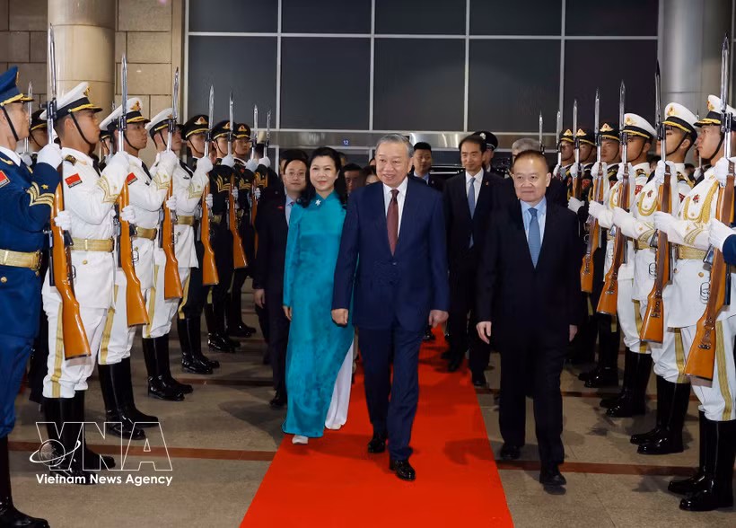 The farewell ceremony for General Secretary of the Communist Party of Vietnam (CPV) Central Committee and President of Vietnam To Lam and his spouse at Beijing West Railway Station in Beijing. (Photo: VNA)