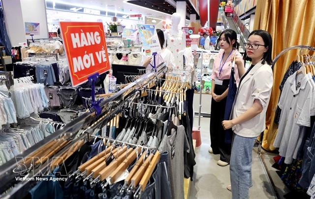 Shoppers at a supermarket in Hung Yen (Photo: VNA)